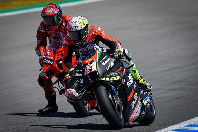 Das wird in Noale gern gesehen: Aleix Espargaró vor der Werks-Ducati von Bagnaia