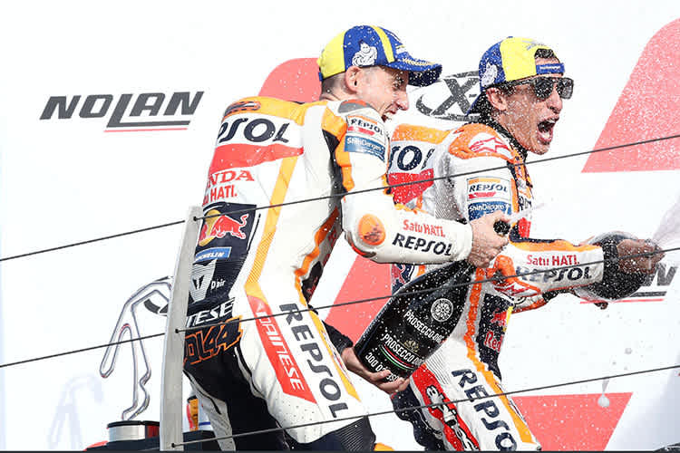Pol Espargaró feierte mit Sieger Marc Márquez 