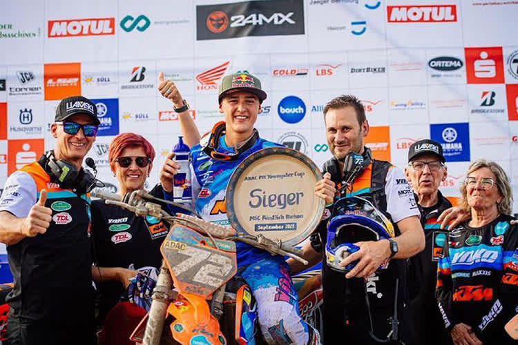 Liam Everts in der Mitte, links Vater Stefan, rechts Opa Harry