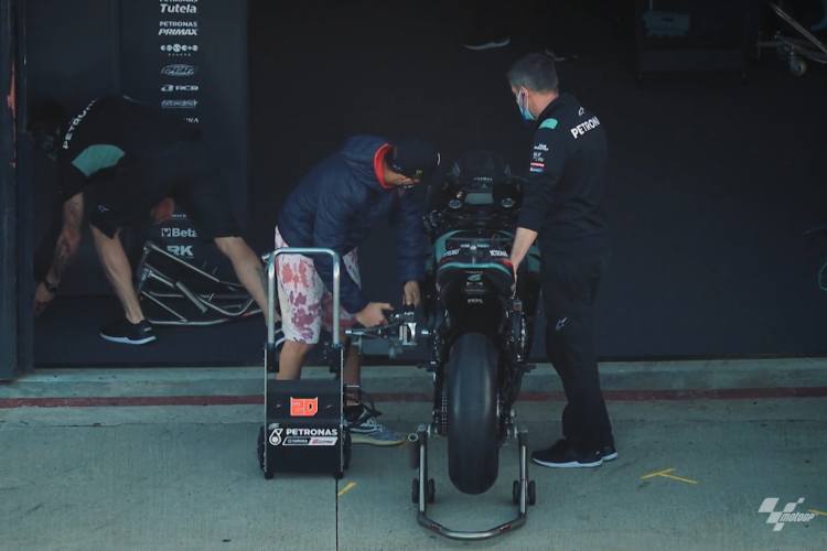 Fabio Quartararo beim Starten seiner MotoGP-Yamaha