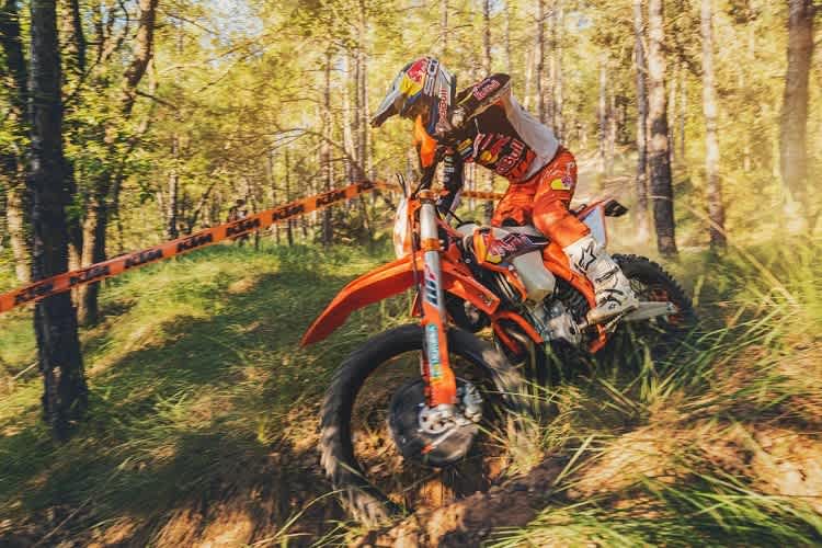 KTM 350 EXC-F Factory Edition: Alles Zubehör schon dran und dazu eine Luftgabel