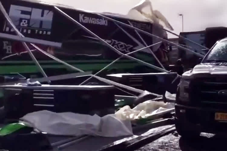 Das Vorzelt von F&H Kawasaki in Matterley Basin hat der Sturm komplett zerlegt