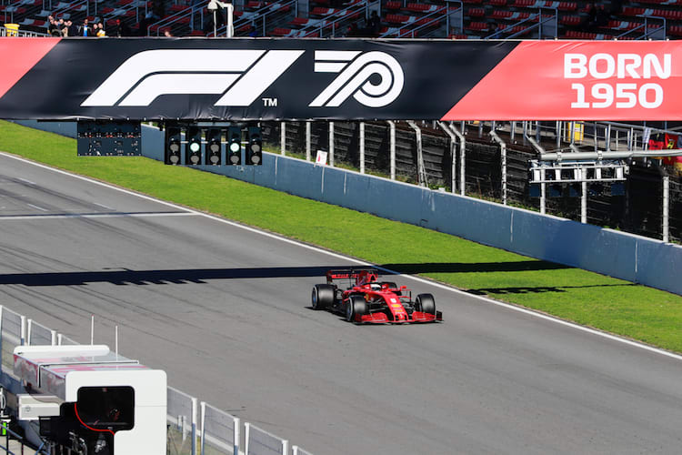 Sebastian Vettel mit seinem Ferrari bei den Formel-1-Wintertests im Februar