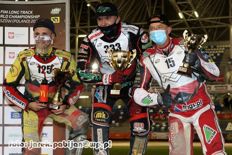 GP-Sieger Kenneth Kruse Hansen (Mitte) mit dem Zweitplatzierten Lukas Fienhage (l.) und dem Polen Stanislaw Burza