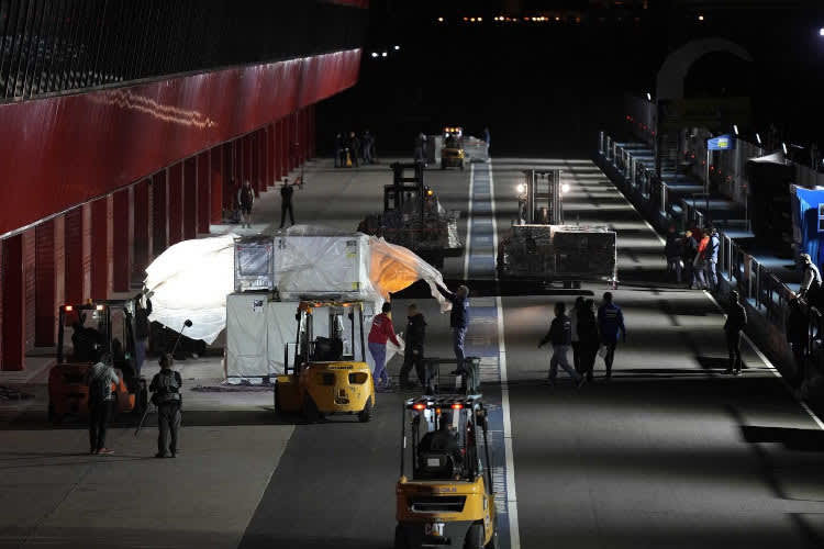 Mitten in der Nacht wurden die Frachtkisten in die Boxen gebracht