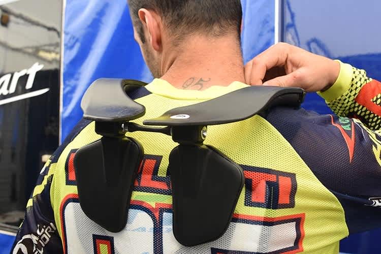 So sieht das «Neckbrace» der Crossfahrer aus