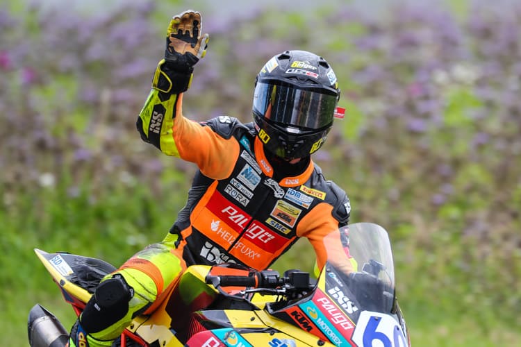 Doppelsieger Dirk Geiger grüßt in Schleiz seine Fans