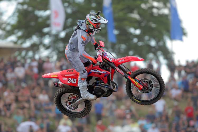 Tim Gajser gewann den ersten Lauf im Talkessel