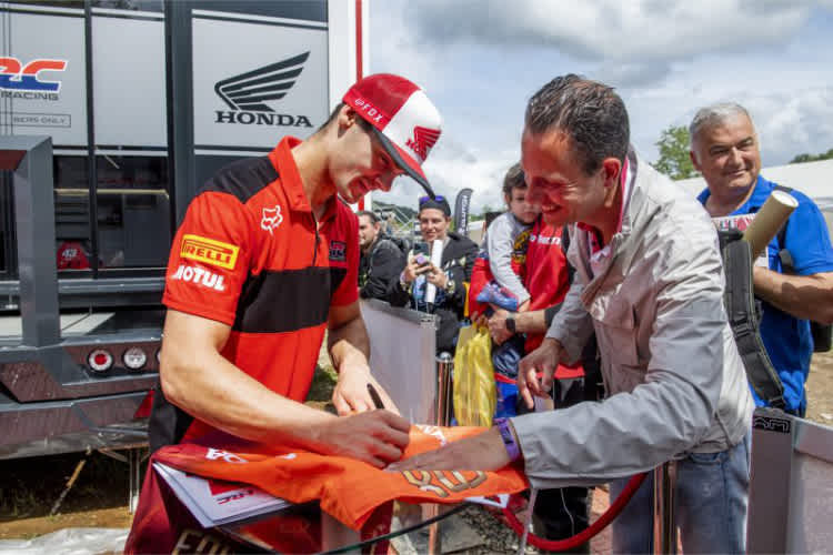 Tim Gajser und seine Spela in Finnland