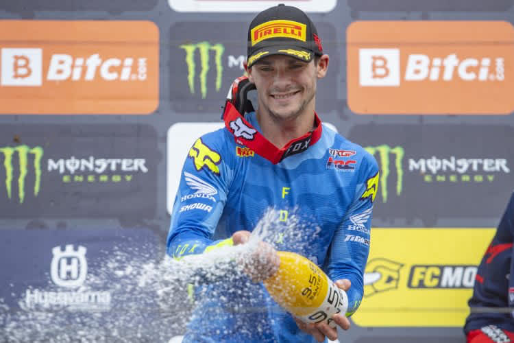 Tim Gajser feiert in Maggiora