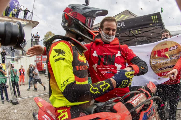 Tim Gajser mit defekter Kupplung im Ziel