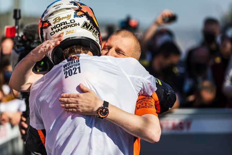 Jubel im Parc Fermé: Der neue Weltmeister mit Teamchef Aki Ajo