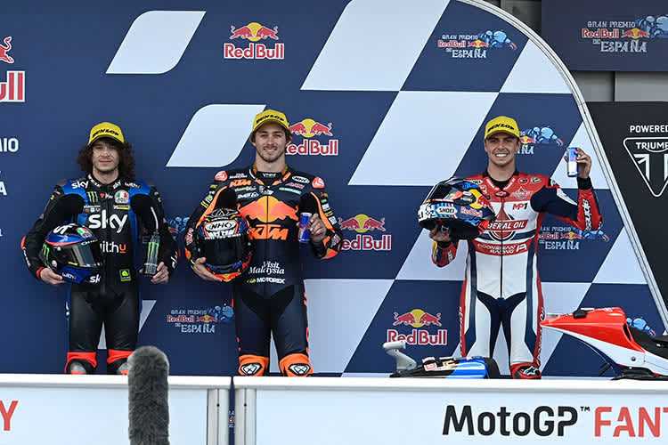 Pole-Mann Remy Gardner (Mitte) neben Marco Bezzecchi (li.) und Fabio Di Giannantonio (re.)