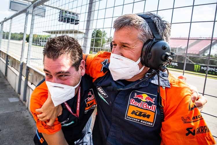 Tex Geißler (re.) nach dem Sieg von Brad Binder in Brünn