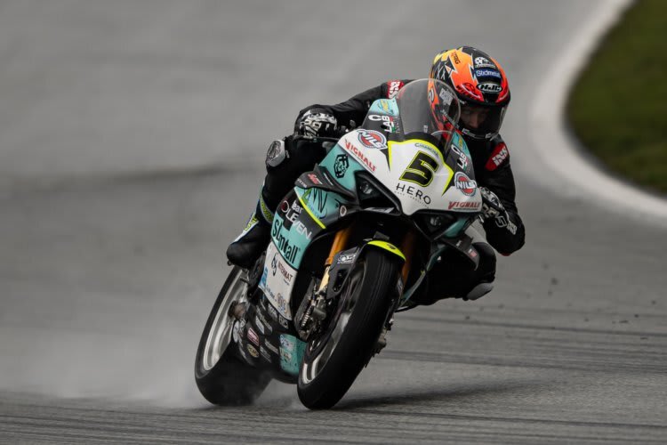 Philipp Öttl fuhr die Ducati erstmals mit Regenreifen