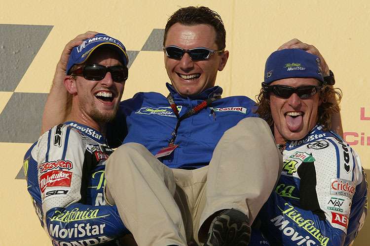 Katar-GP 2004: Giberbau siegte vor Edwards, die beiden Asse feiern Teamchef Gresini