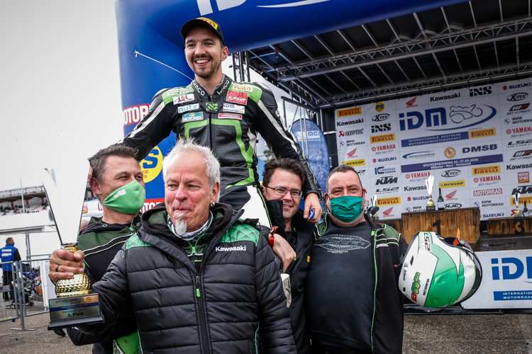 Der neue Meister wird auf Händen getragen