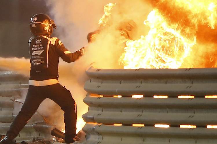 Romain Grosjean flüchtete in die Arme von FIA-Arzt Ian Roberts