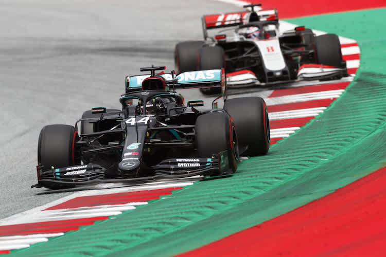 Romain Grosjean 2020 hinter Lewis Hamilton