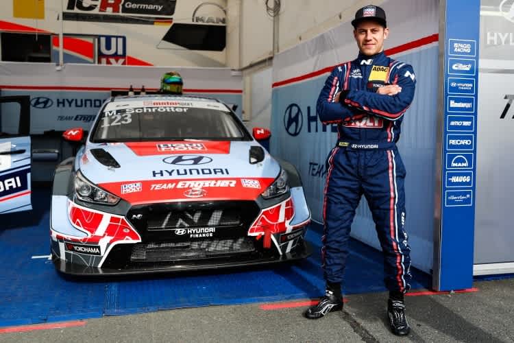 Marcel Schrötter vor dem Hyundai i30 N TCR auf dem Sachsenring