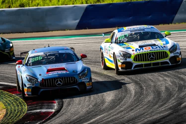 Zwei Mercedes-AMG GT4: Von Leipert Motorsport (li.) und von Zakspeed