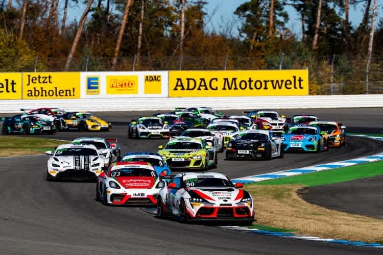 Volles Feld: In der ADAC GT4 Germany waren am Wochenenden 32 Sportwagen im Einsatz