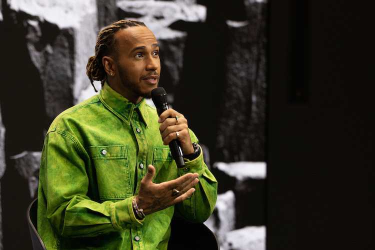 Lewis Hamilton: «Wir schauen schockiert zu, wenn wir die MotoGP-Jungs mit 360 km/h auf der Geraden in Mugello fahren sehen» 