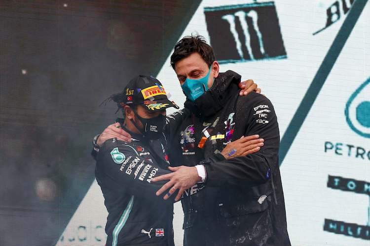 Mercedes-Motorsportdirektor Toto Wolff stieg mit Lewis Hamilton aufs Podest