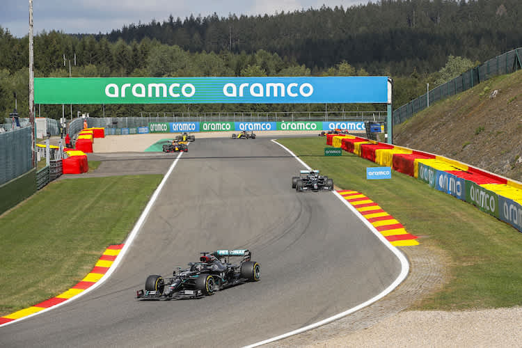 Lewis Hamilton fährt auf und davon