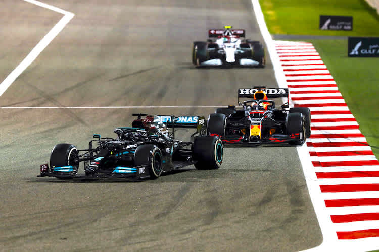 Lewis Hamilton vor Max Verstappen