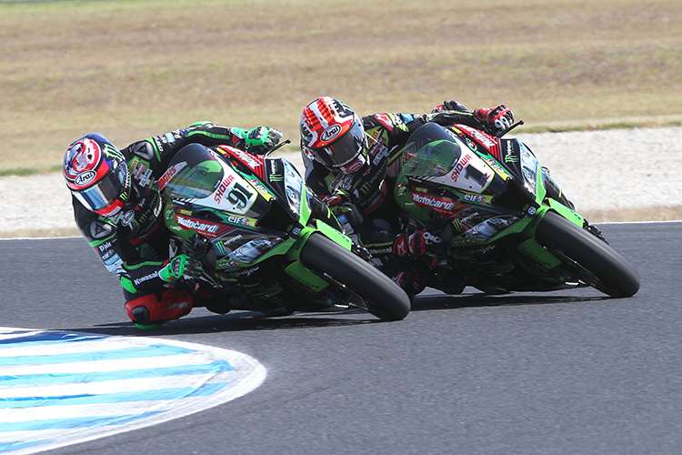 Leon Haslam (li.) gegen Jonathan Rea