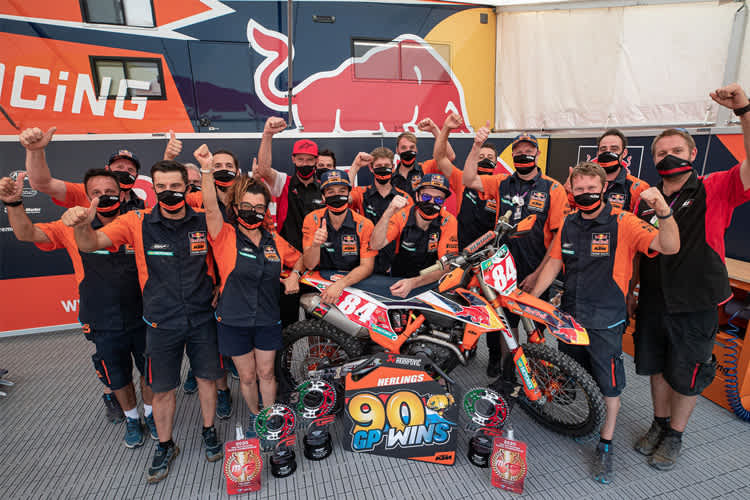In Faenza feierte Jeffrey Herlings mit dem Team noch seinen 90. Grand-Prix-Sieg