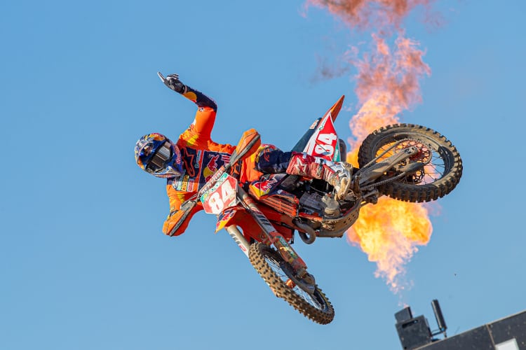 Jeffrey Herlings kreuzte den Zielsprung im MXGP-Lauf 2 als Sieger
