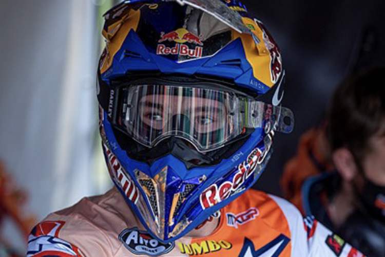 Jeffrey Herlings  gewann den ersten Lauf in Oss mit gebrochener Schulter