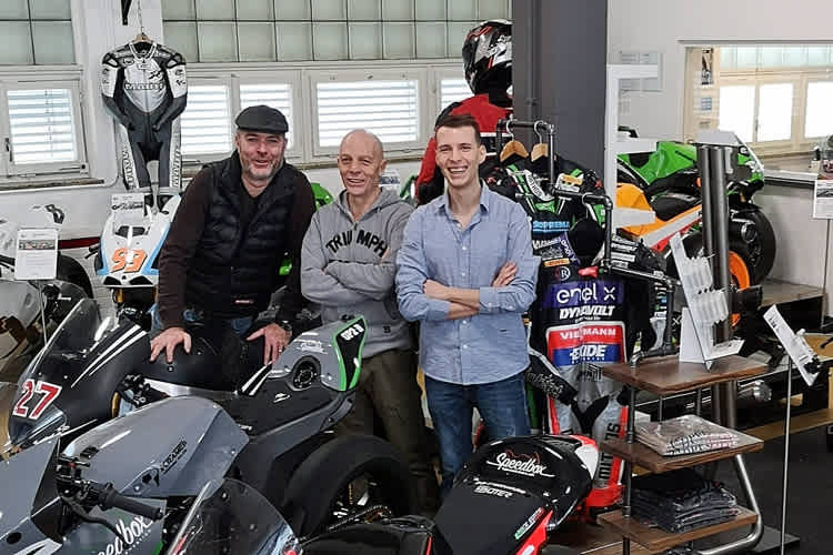 Konrad Hess (Mitte) legt eine Superbikepause ein