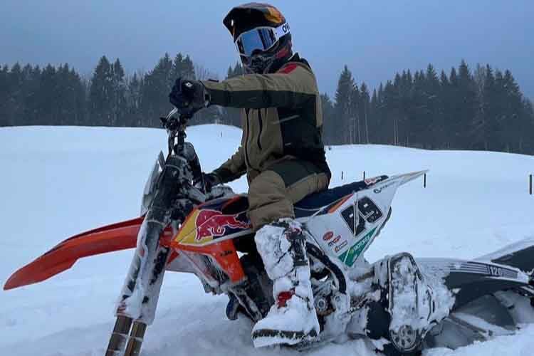 Marcel Hirscher auf dem Yeti Snow MX-Fahrzeug