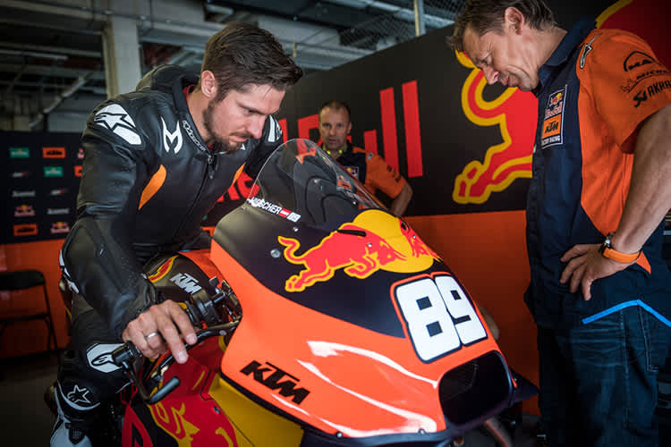 Marcel Hirscher mit Mike Leitner (re.) auf der KTM RC16-MotoGP-Maschine