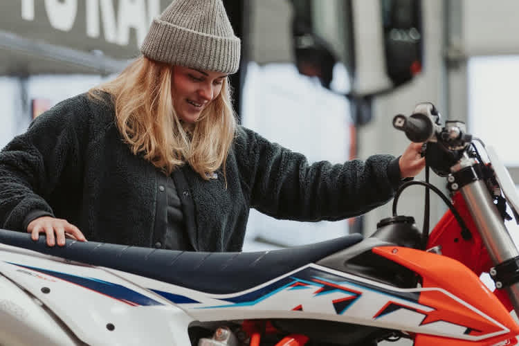 Valentina Höll mit ihrer neuen KTM
