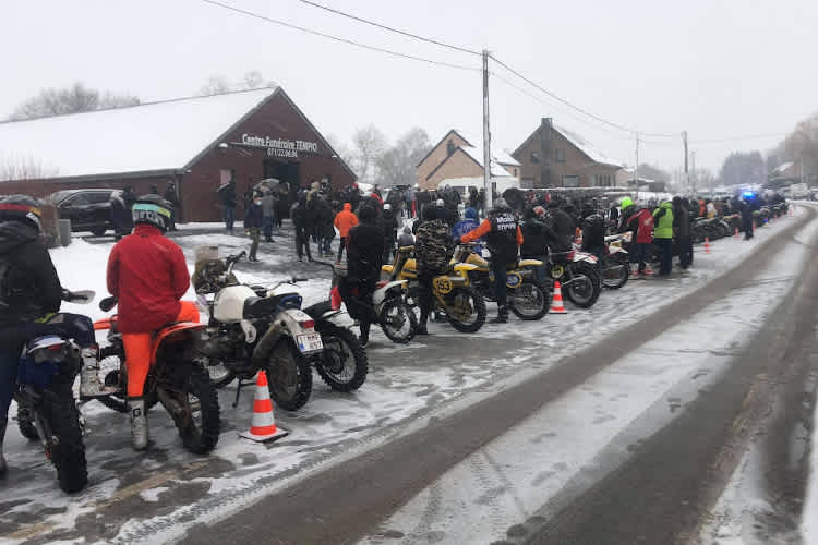 Jede Menge Fans auf historischen Motorrädern erwiesen Joël Robert die letzte Ehre 