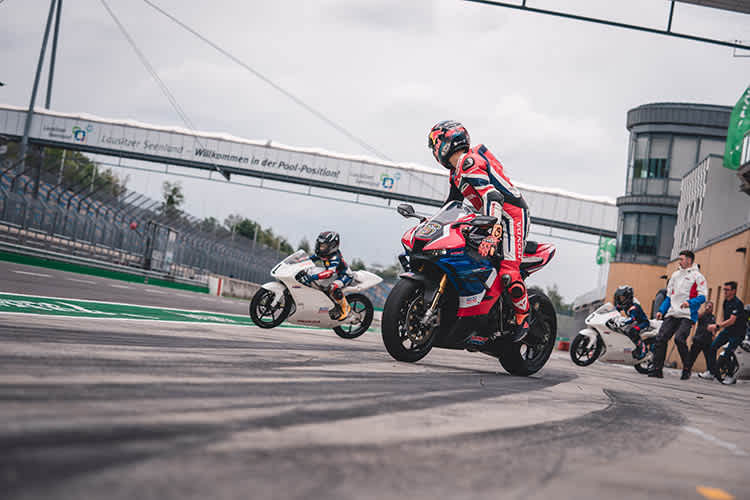 Los gehts: Stefan Bradl auf der Fireblade und seine jungen Schützlinge 