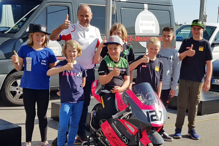 Adi Stadler (hinten) erklärt die Honda Talent Challenge