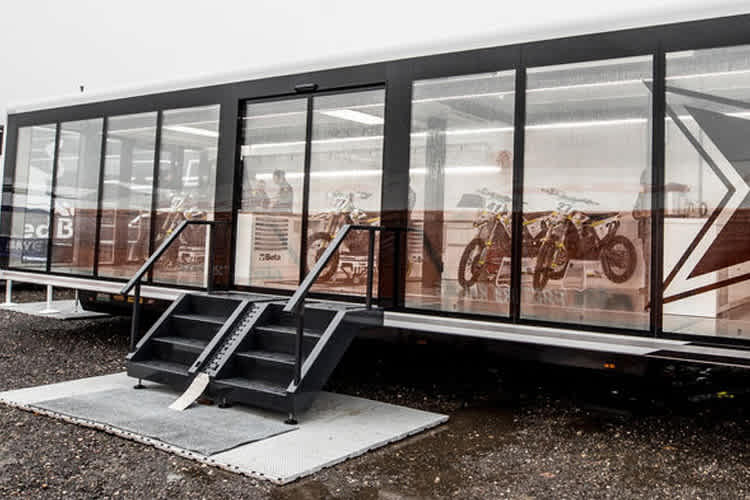 Das Husqvarna Werksteam rückte im letzten Jahr mit einem neuen Teamtruck aus