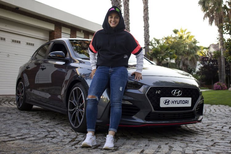 Der Hyundai i30 Fastback N steht Ana Carrasco