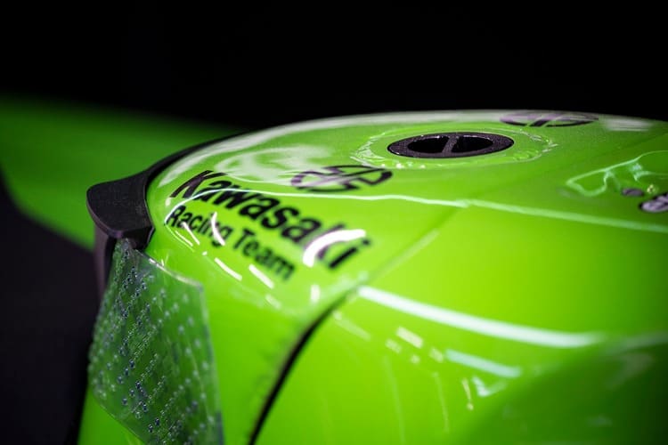 Kawasaki arbeitet mit einer Finne am Tank