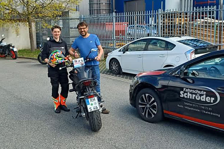 Gabriel Noderer (li.) mit Fahrlehrer Hans Schröder
