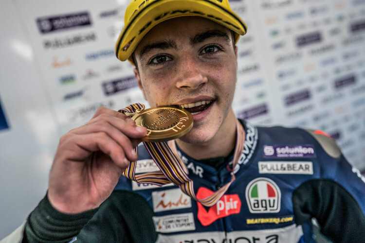 Izan Guevara musste erst überprüfen, ob die Goldmedaille wirklich echt war