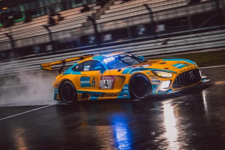 Führt das 24h Rennen auf dem Nürburgring an: Der Mercedes-AMG vom Mercedes-AMG Team HRT