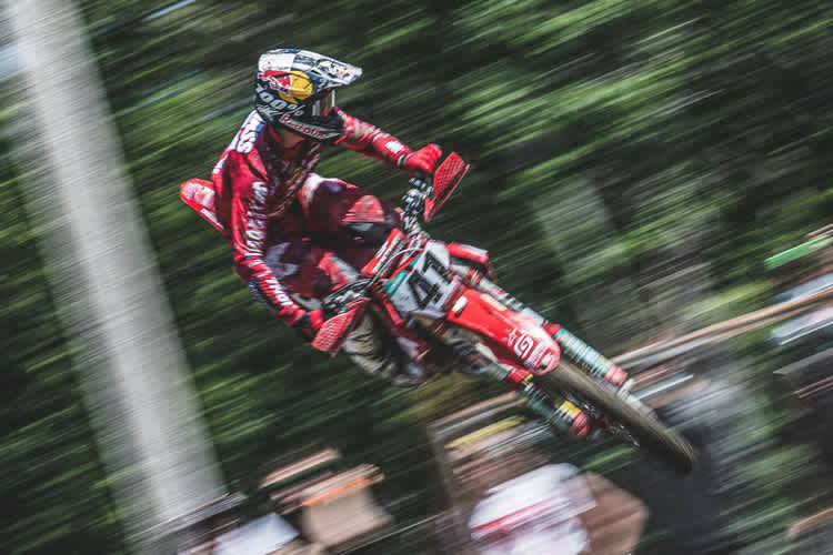 Pauls Jonass stürzte im ersten Lauf und wurde im zweiten Lauf Dritter