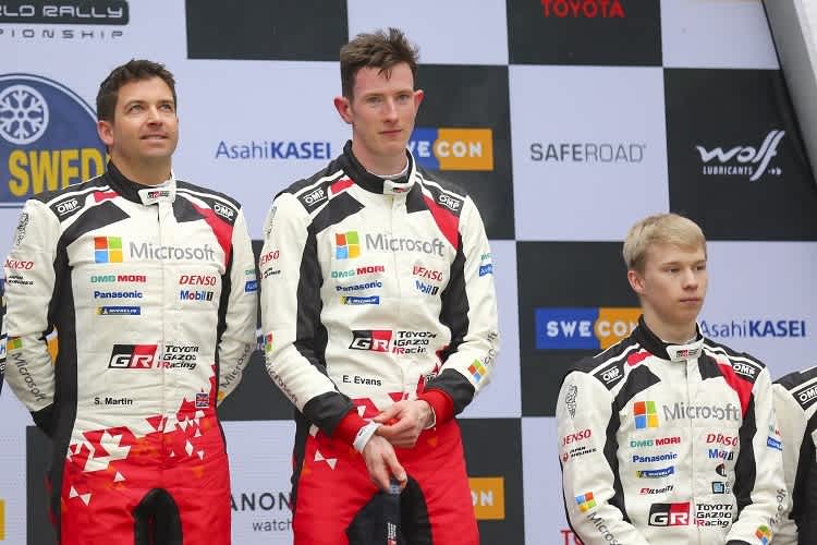 Kalle Rovanperä (r.) neben Schweden-Sieger Elfyn Evans und Scott Martin 
