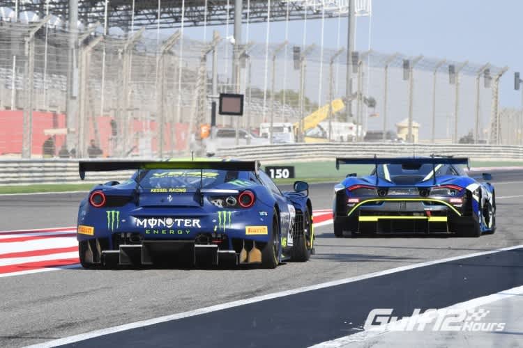 Der Ferrari 488 GT3 von Valentino Rossi verfolgt in Bahrain einen McLaren 720S GT3